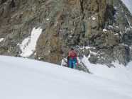Maître Connard, sur son glacier perché, tenait en sa laisse 2 toutous... (photo by Yann)