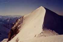 l'esthétique arête neigeuse menant au sommet 3666m des Miages