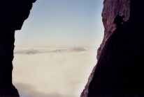 vue au niveau de la descente dans l'entonnoir, on aperçoit les Rochers du Baconnet qui dépassent des nuages