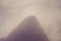 l'ombre du Mont Aiguille projetée sur la mer de nuages