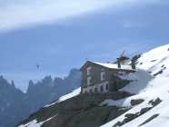 Valse d'hélicoptères en arrivant au refuge du Couvercle. Nous apprendrons plus tard qu'un des hélicos est venu déposer des skis pour 2 guides: bienvenue dans le massif du Mont-Blanc! (photo by Alex)