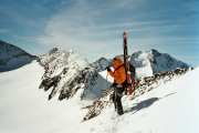 sirection le Col de Bellavista avec le Piz Bernina en toile de fond