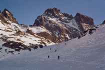 arrivée au Col de Vallante. Au fond le Visolotto (3348m), le Monte Viso (3841m) et le Viso di Vallanta (3781m) (le glacier triangulaire entre les 2 Viso a déjà été descendu à ski: cotation 5.5 à confirmer car jamais répété, avis aux amateurs)