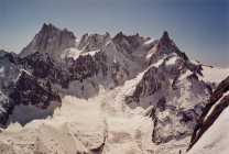 vue de la brèche sur les Grandes Jorasses, les Arêtes de Rochefort, la Dent du Géant et le Glacier des Périades