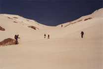 dernière remontée sur une neige à peine décaillée avant de basculer sur Val d'Isère